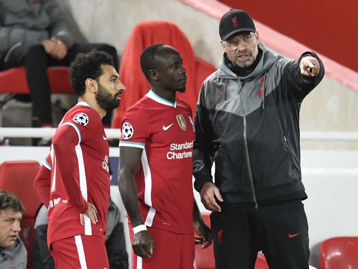 Kouč Liverpoolu Jürgen Klopp dáva pokyny svojim zverencom