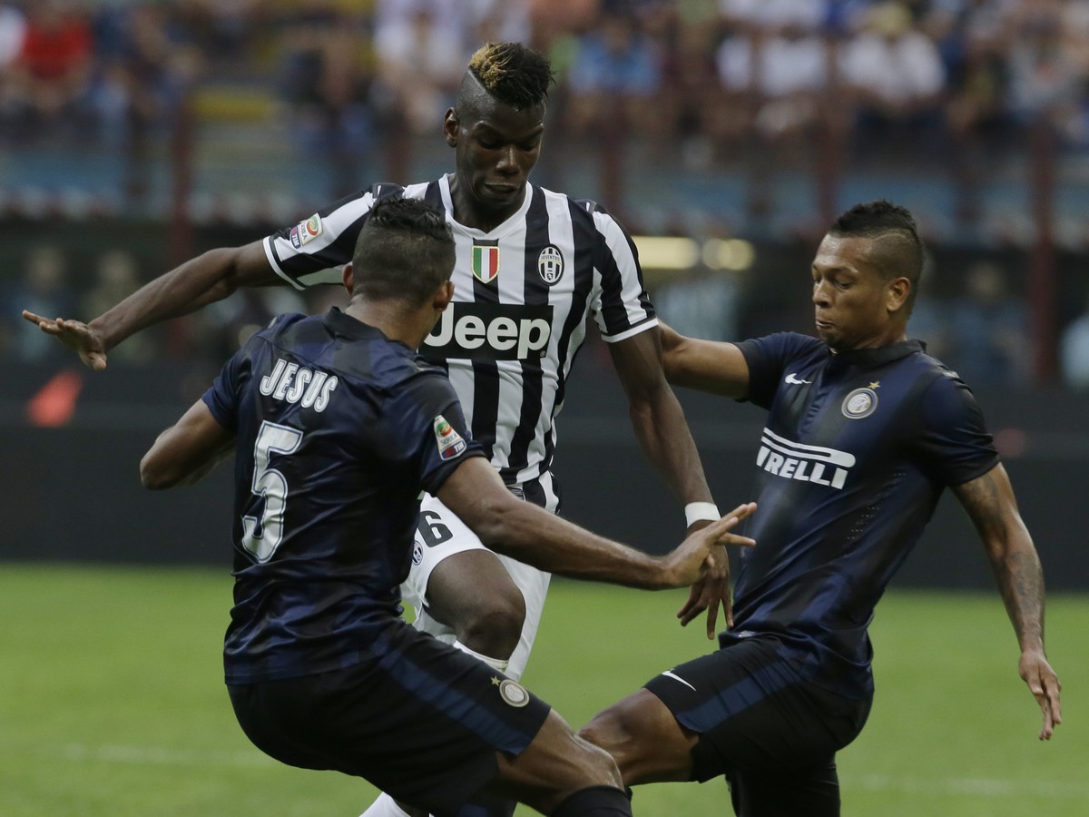 Paul Pogba v zovretí hráčov Interu