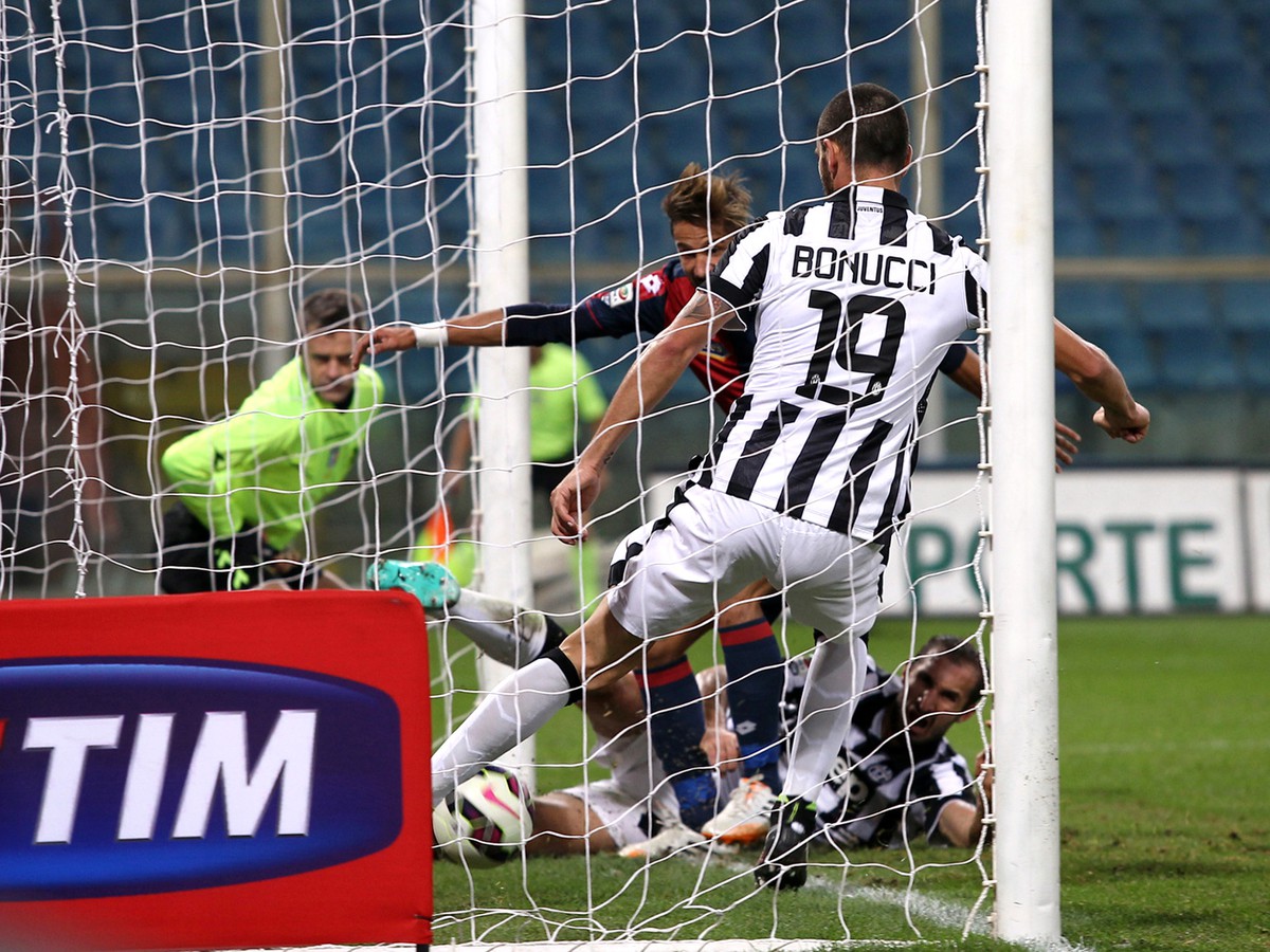Luca Antonini strieľa v posledných sekundách duelu gól a Juventus si tak pripisuje prvú ligovú prehru v aktuálnej sezóne