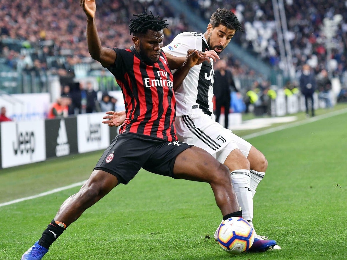 Emre Can a Franck Kessie v súboji