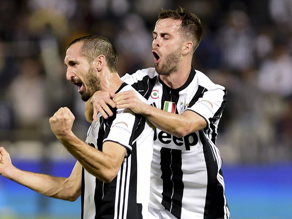 Giorgio Chiellini a Miralem Pjanič oslavujú gól Juventusu