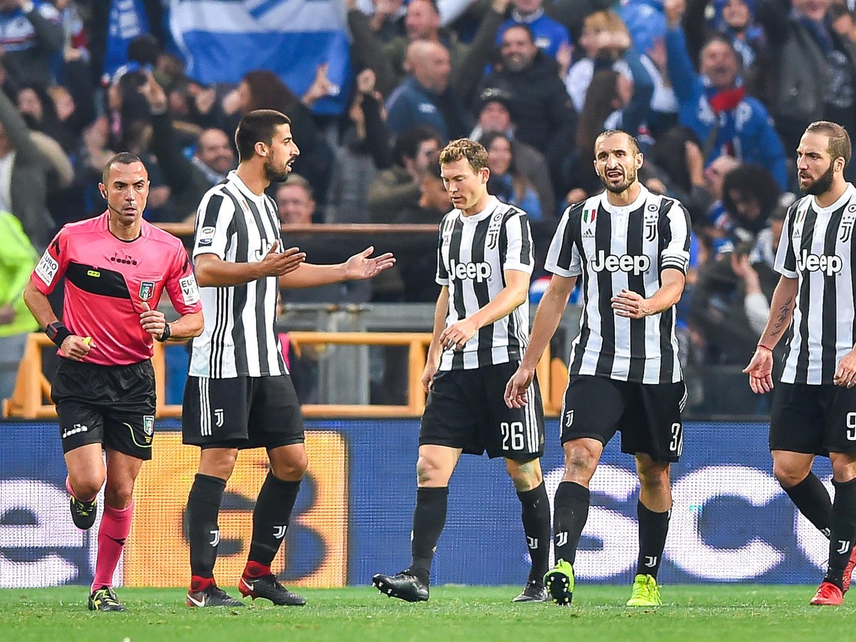 Frustrovaní hráči Juventusu: Sami Khedira, Stephan Lichtsteiner, Giorgio Chiellini a Gonzalo Higuaín