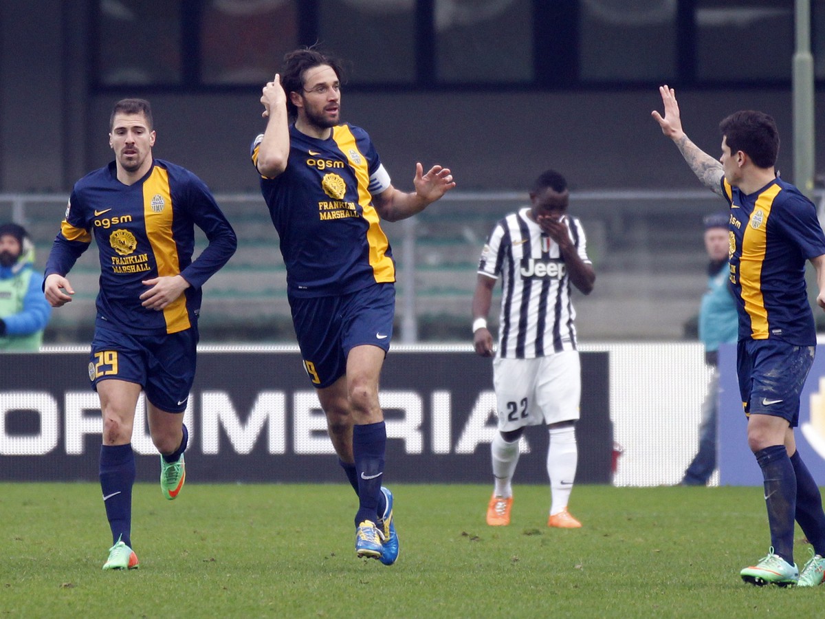 Luca Toni sa raduje z gólu do siete Juventusu. Ten prekvapivo iba remizoval s Veronou 2:2