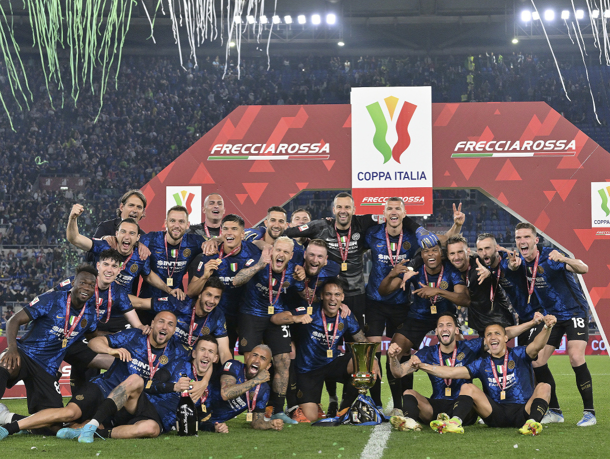 Hráči Interu Miláno sa radujú z trofeje Coppa Italia