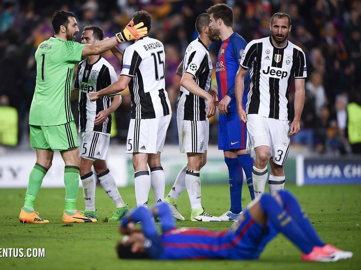 Hráči Juventusu oslavujú postup do ďalšej fázy Ligy Majstrov
