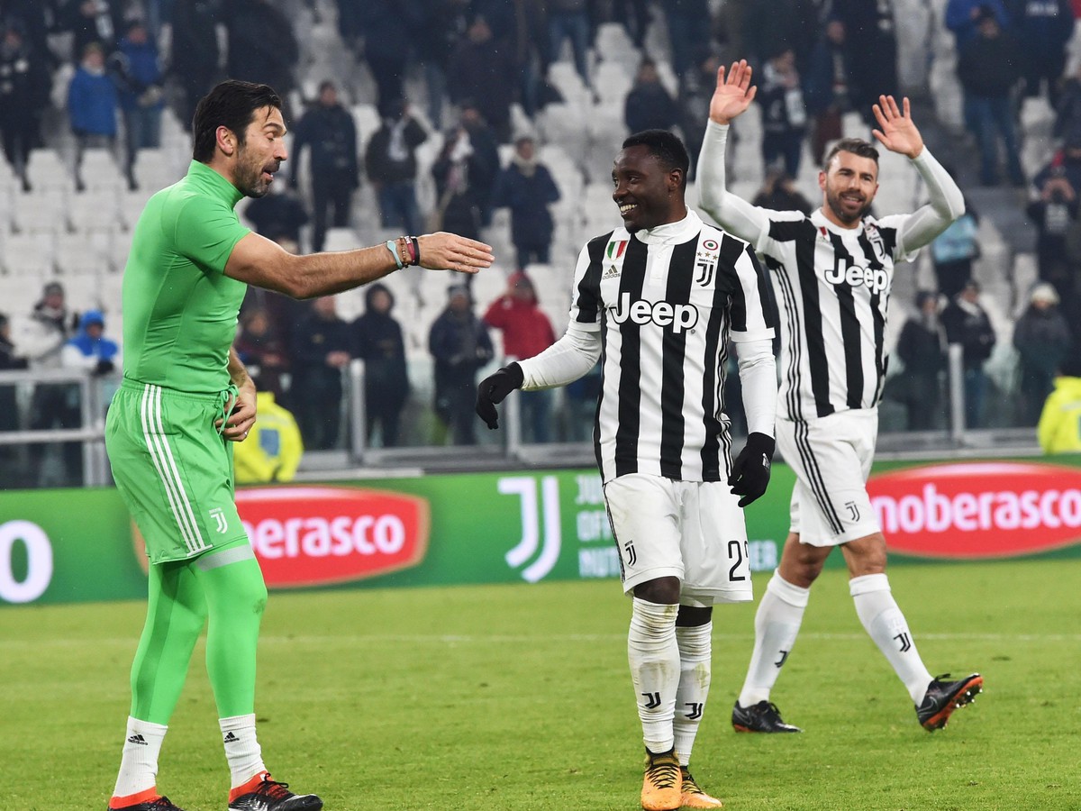 Na snímke hráči Juventusu, zľava brankár Gianluigi Buffon, Blaise Matuidi a Andrea Barzagli oslavujú víťazstvo 1:0 a postup do finále v odvete semifinále Talianskeho pohára
