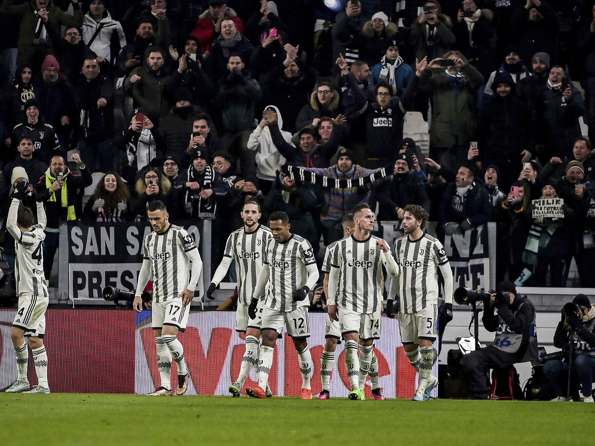 Futbalisti Juventusu sa s fanúšikmi tešia z gólu