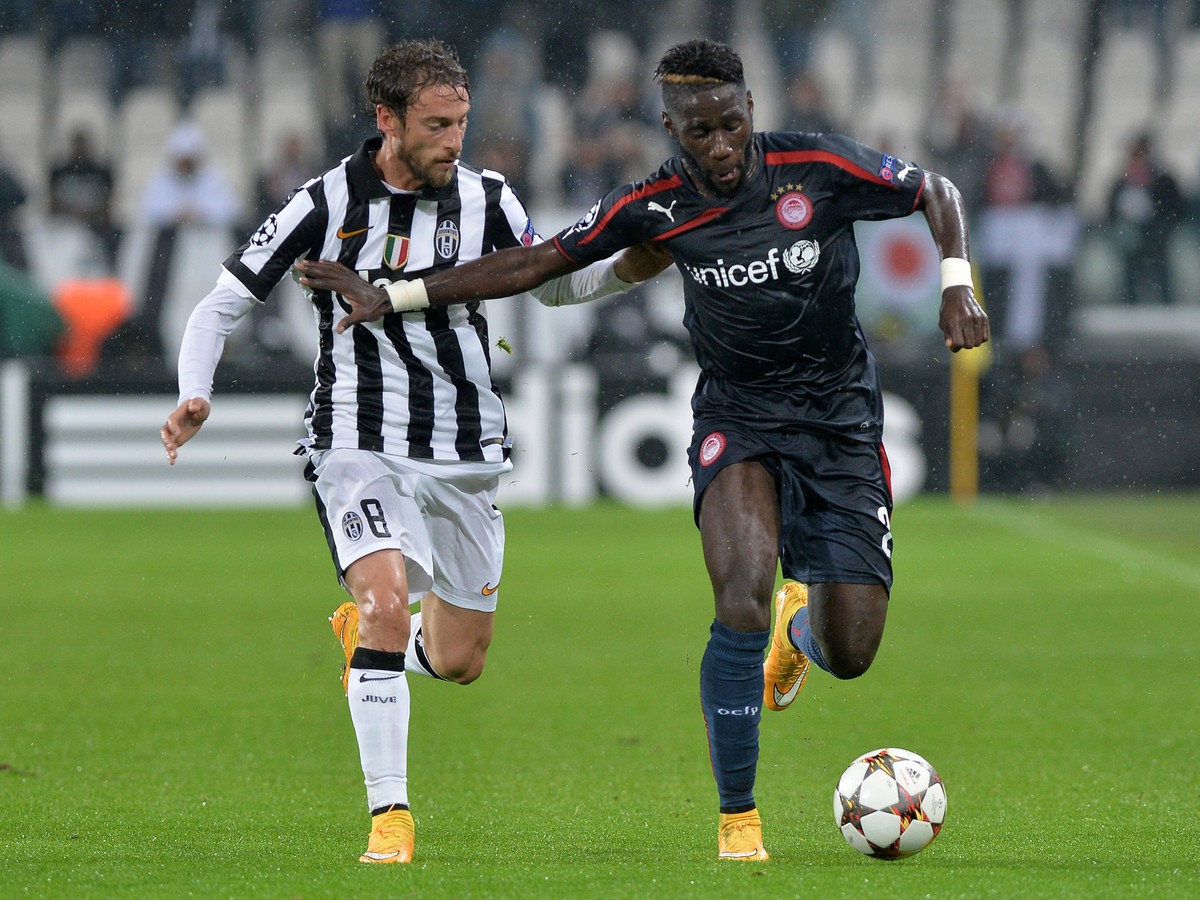 Claudio Marchisio a Arthur Masuaku v súboji o loptu