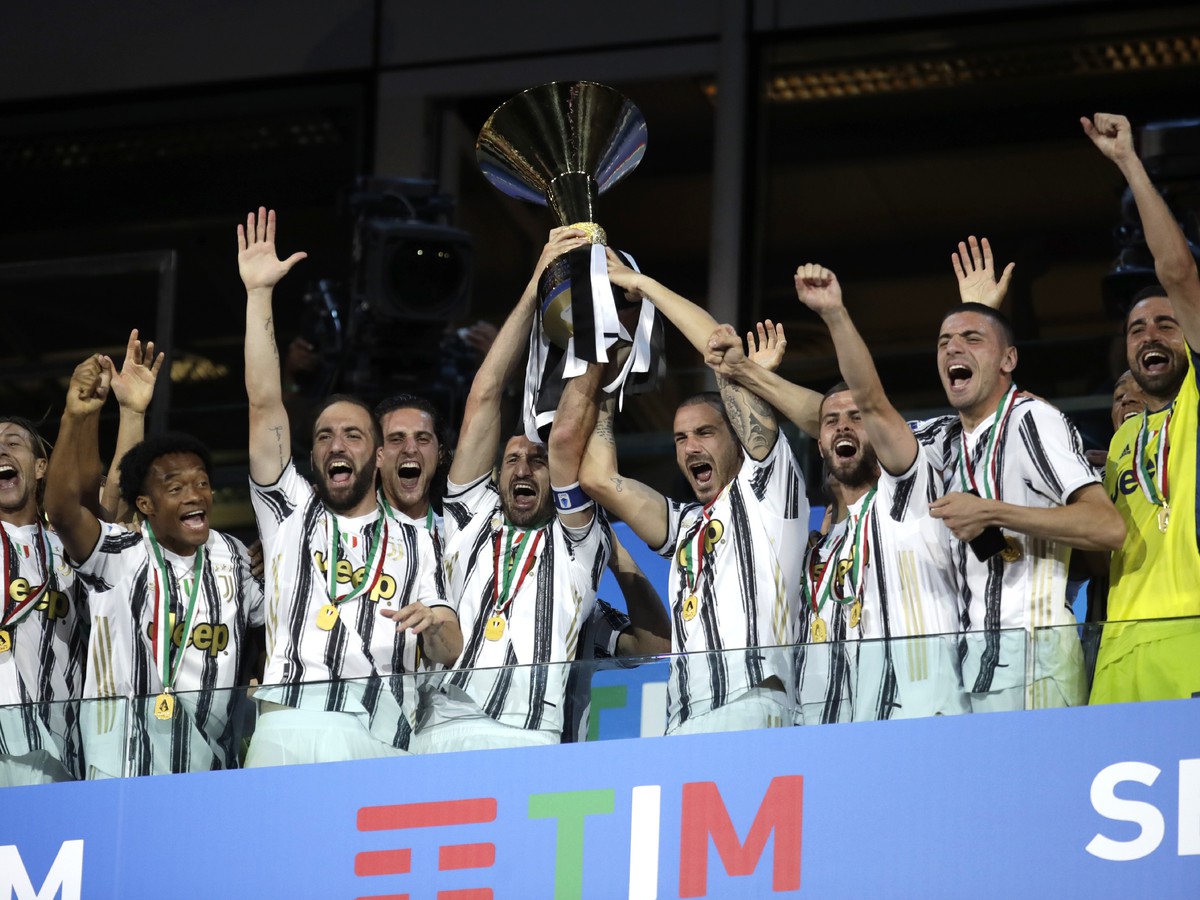 Hráči Juventusu Turín s trofejou pre víťaza Serie A