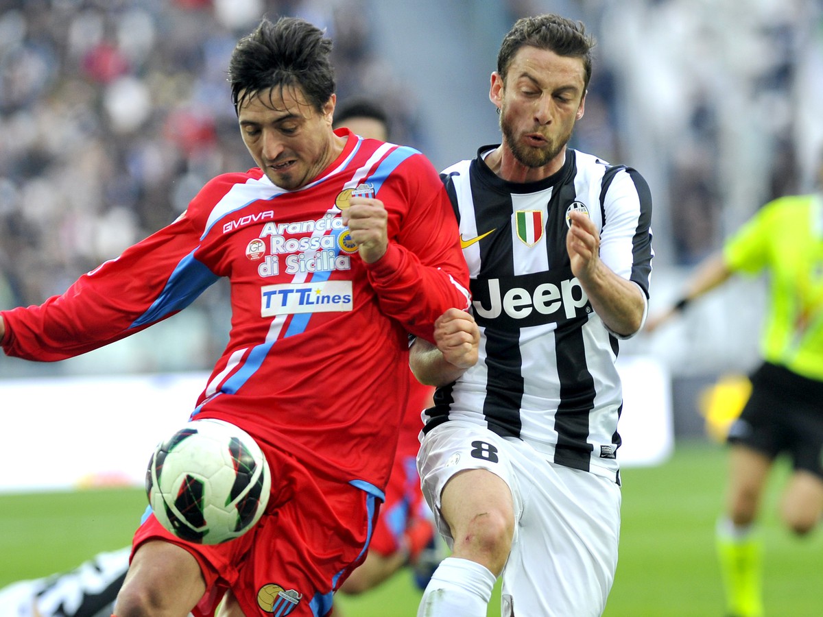 Claudio Marchisio a Pablo Alvarez v súboji o loptu