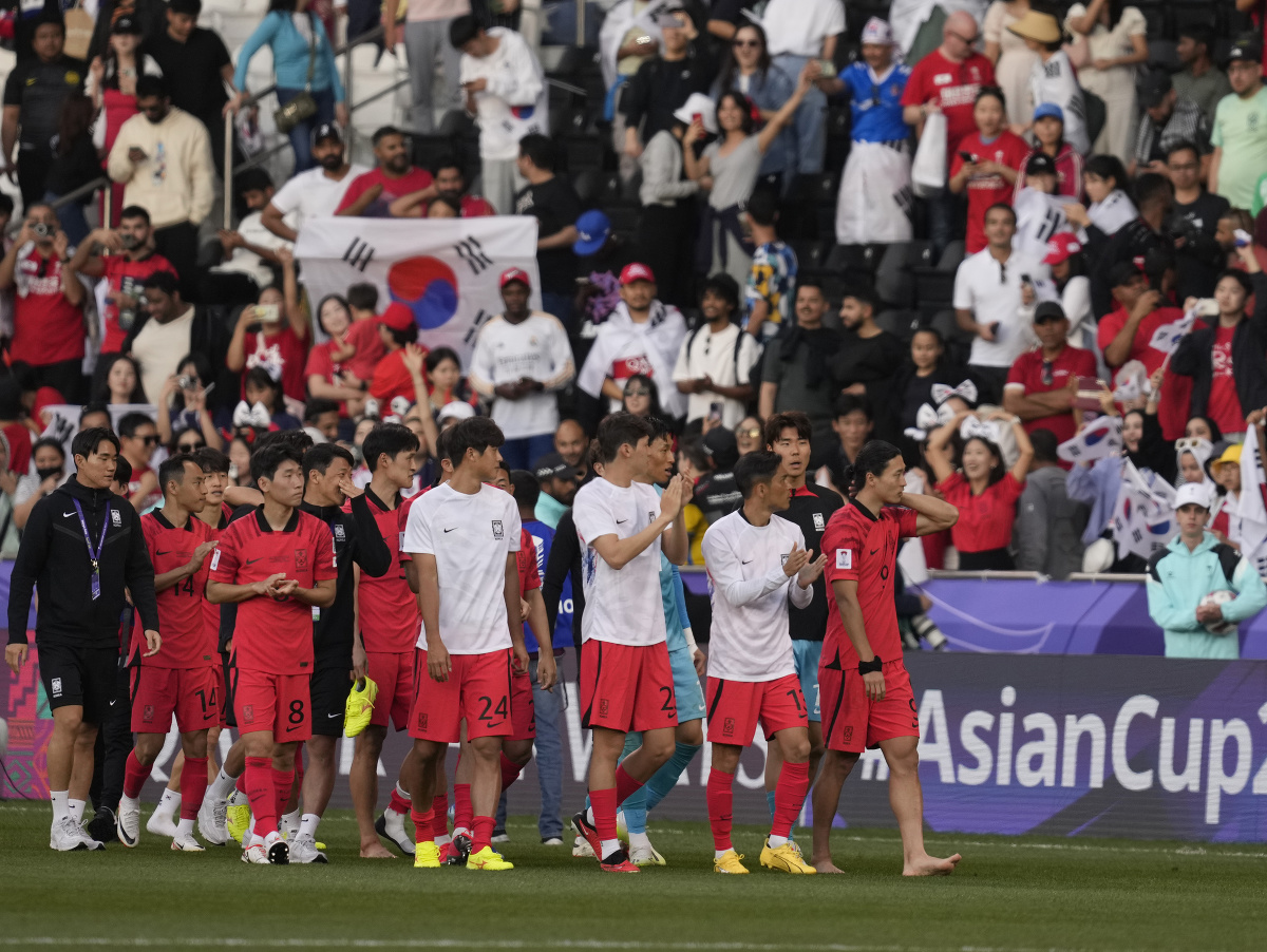 Futbalisti Južnej Kórey oslavujú triumf nad Bahrajnom s fanúšikmi