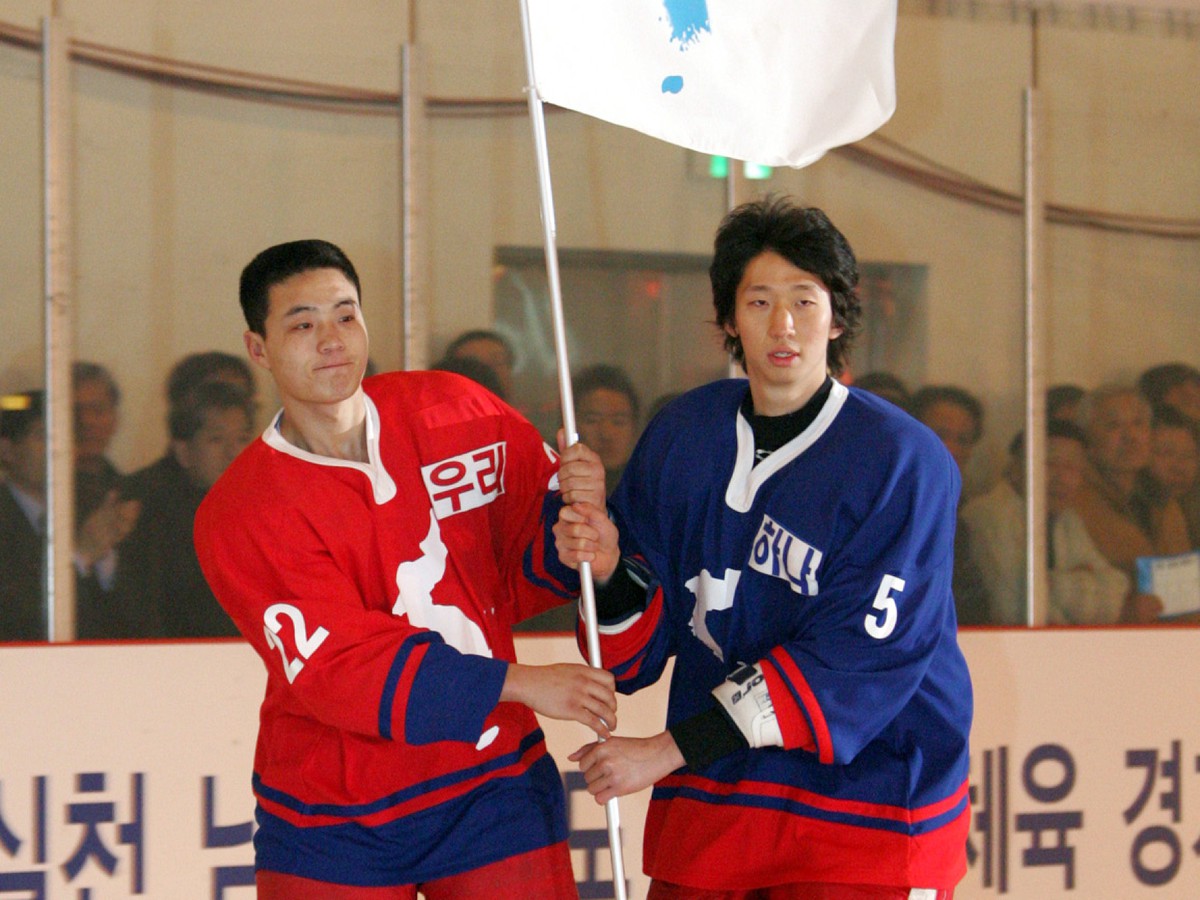 Hokejisti oboch znepriatelených Kóreí nesú vlajku. Bude jeden z nich hrať v KHL?