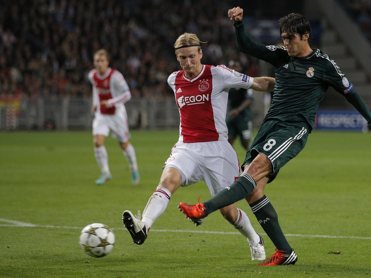 Kaká (8) v zápase LM proti Ajaxu Amsterdam