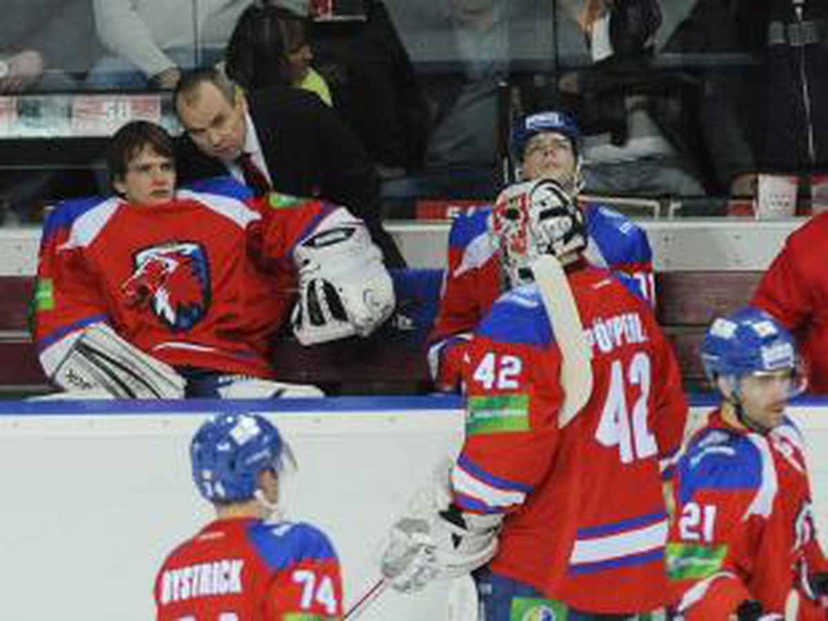 Jiří Kalous rozdáva pokyny počas zápasu 5. ročníka Kontinentálnej hokejovej ligy medzi HC Lev Praha a Slovanom Bratislava