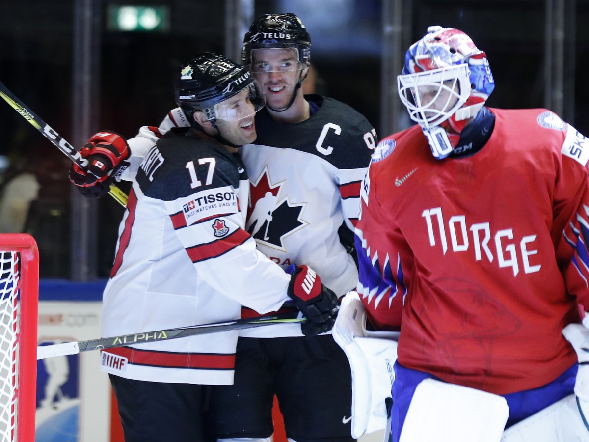 Útočník Kanady Connor McDavid (v strede) oslavuje so spoluhráčom Jadenom Schwartzom (vľavo) svoj gól v zápase B-skupiny MS 2018 Nórsko - Kanada
