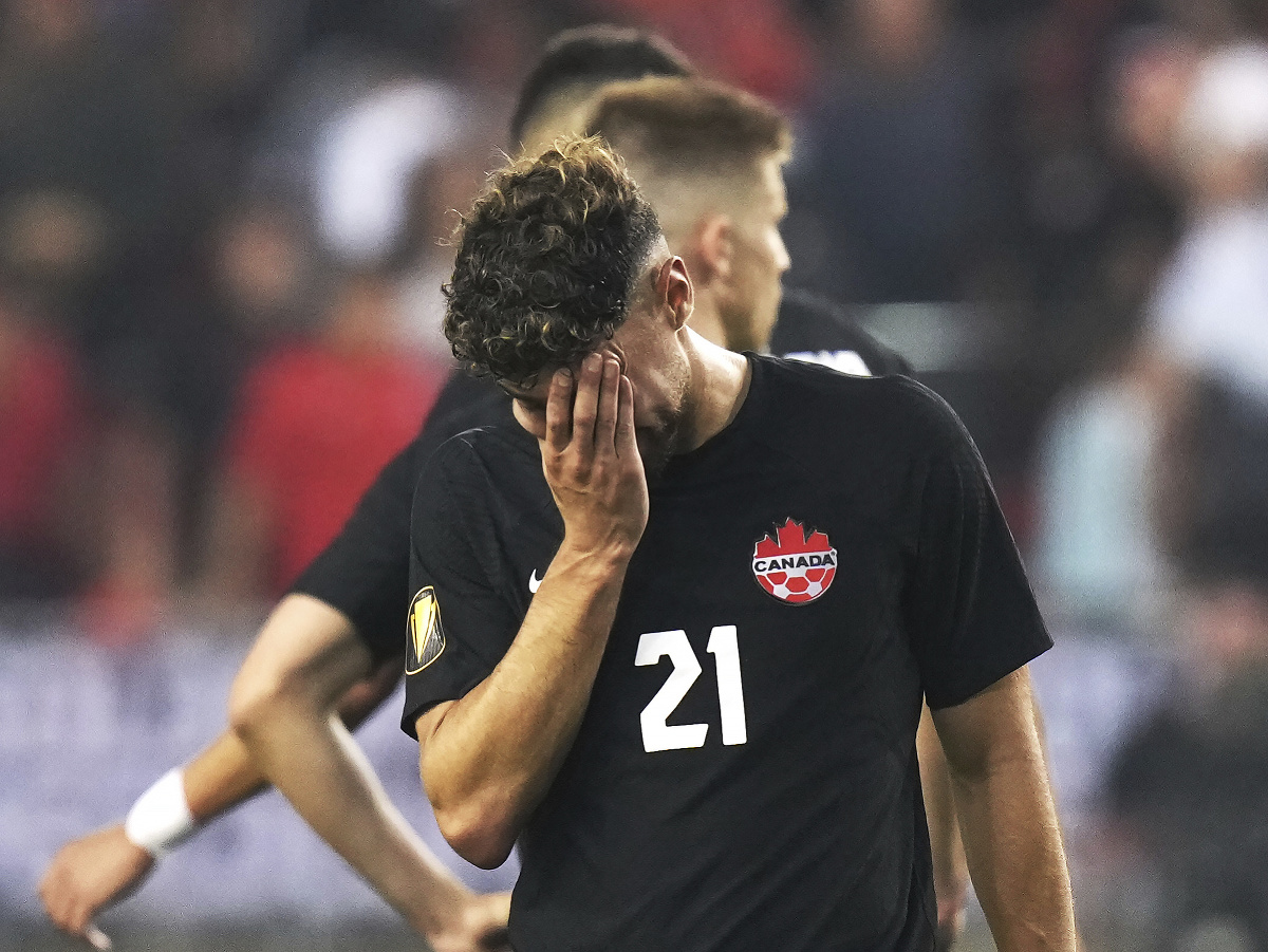 Kanadský futbalista Jonathan Osorio odchádza so sklonenou hlavou