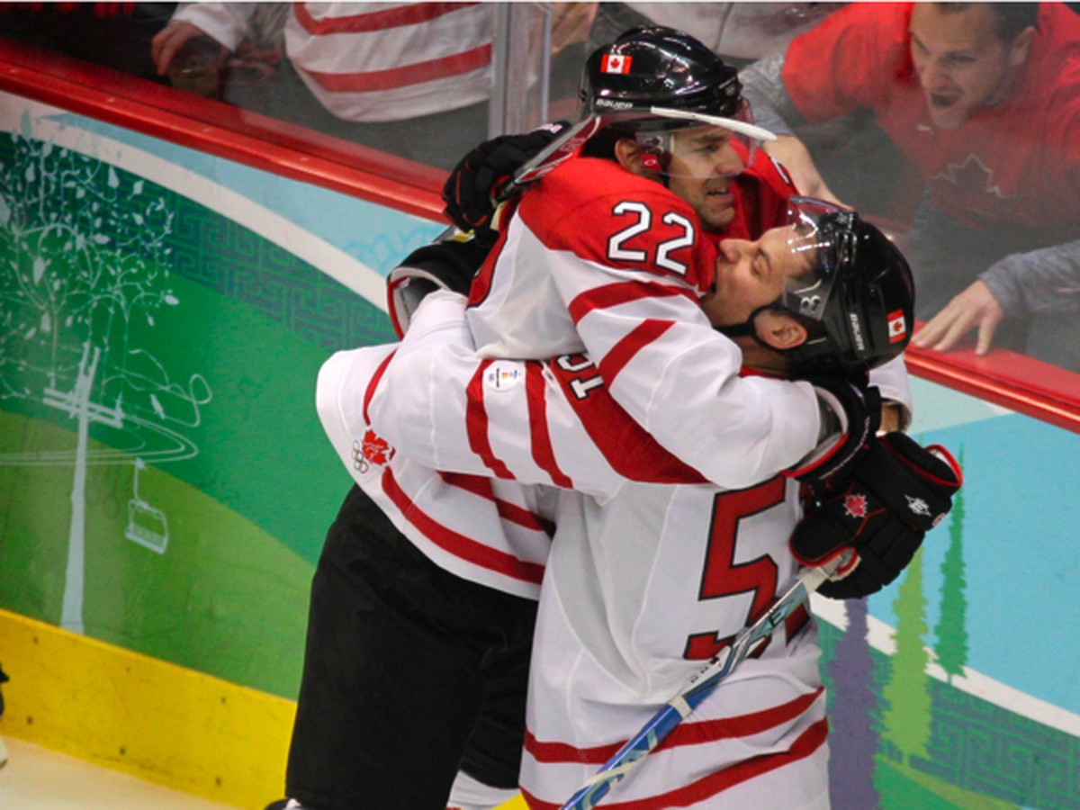 Dan Boyle a Ryan Getzlaf sa tešia z gólu