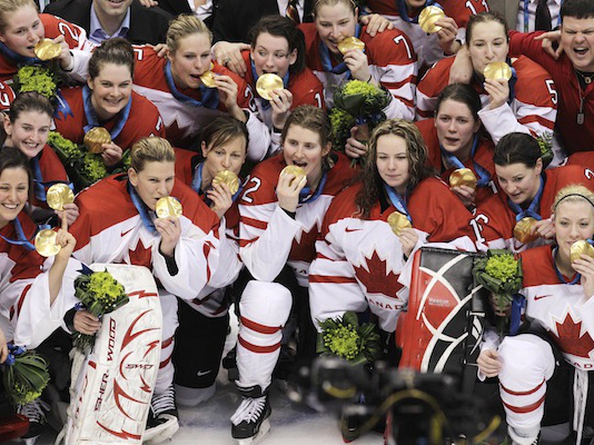 Kanaďanky sa radujú zo zisku zlatej medaily