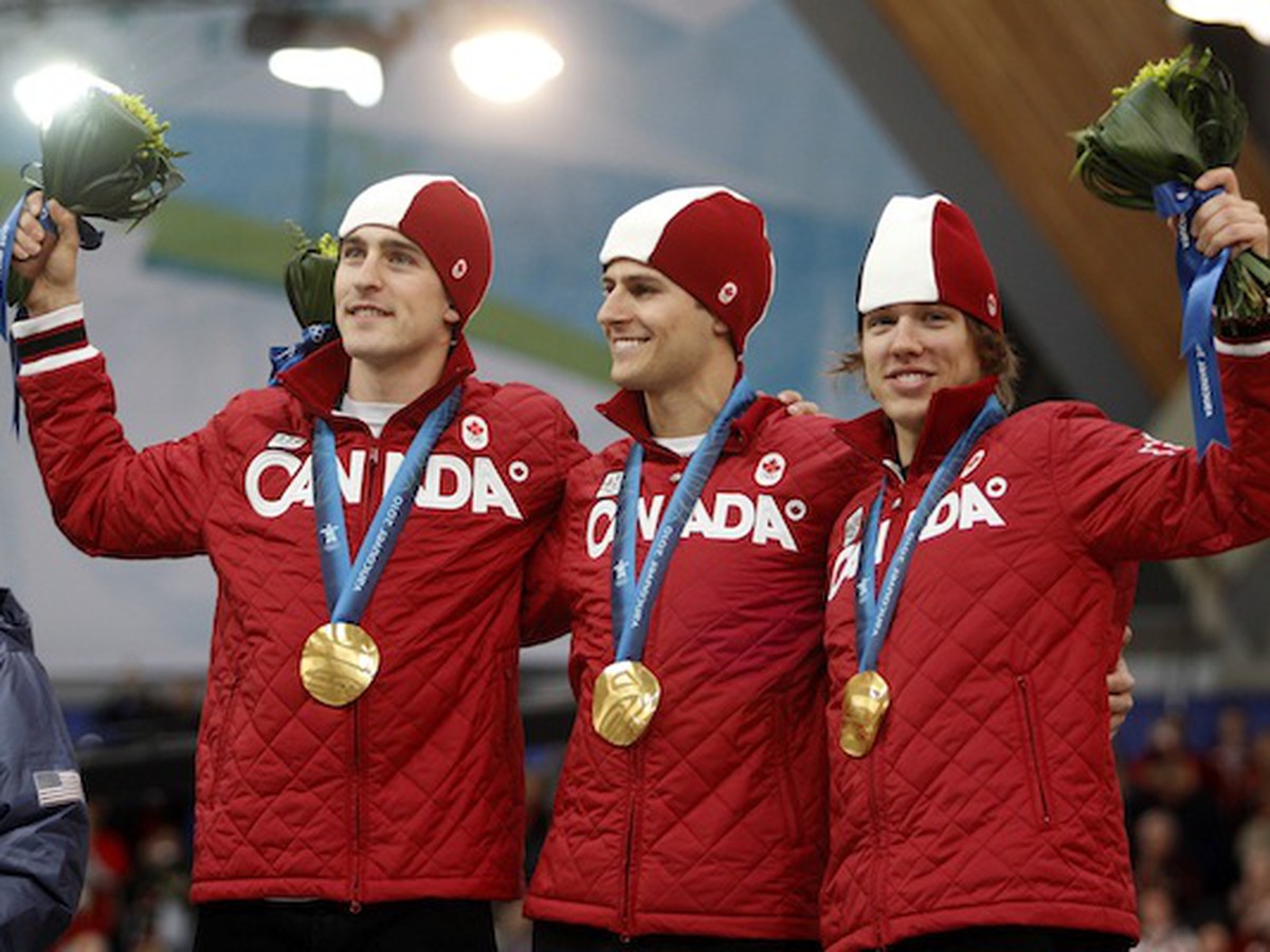 Kanadskí rýchrokorčuliari Denny Morrison, Lucas Makowsky a Mathieu Giroux