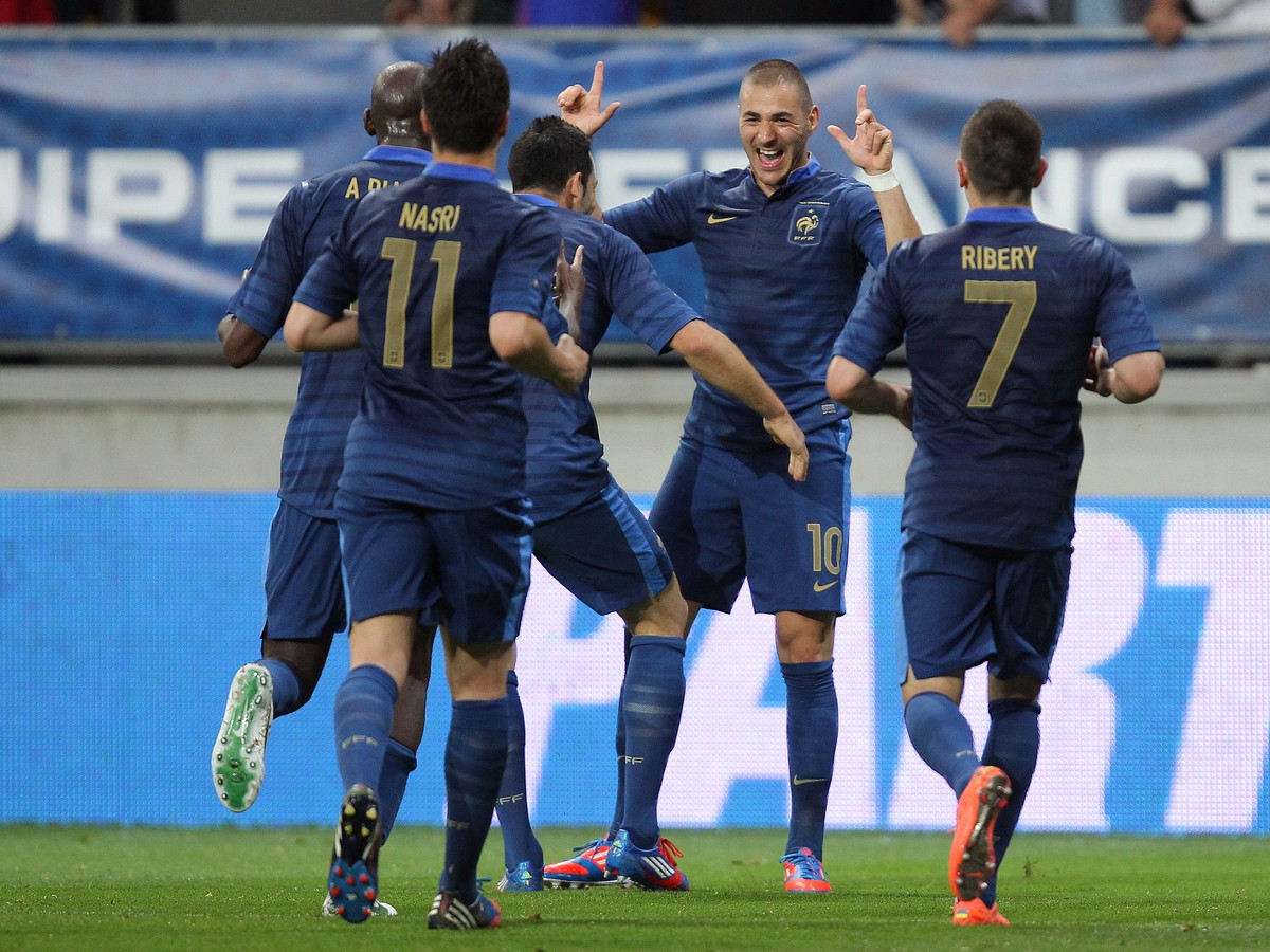 Karim Benzema (v strede) oslavuje so spoluhráčmi svoj gól do siete Estónska
