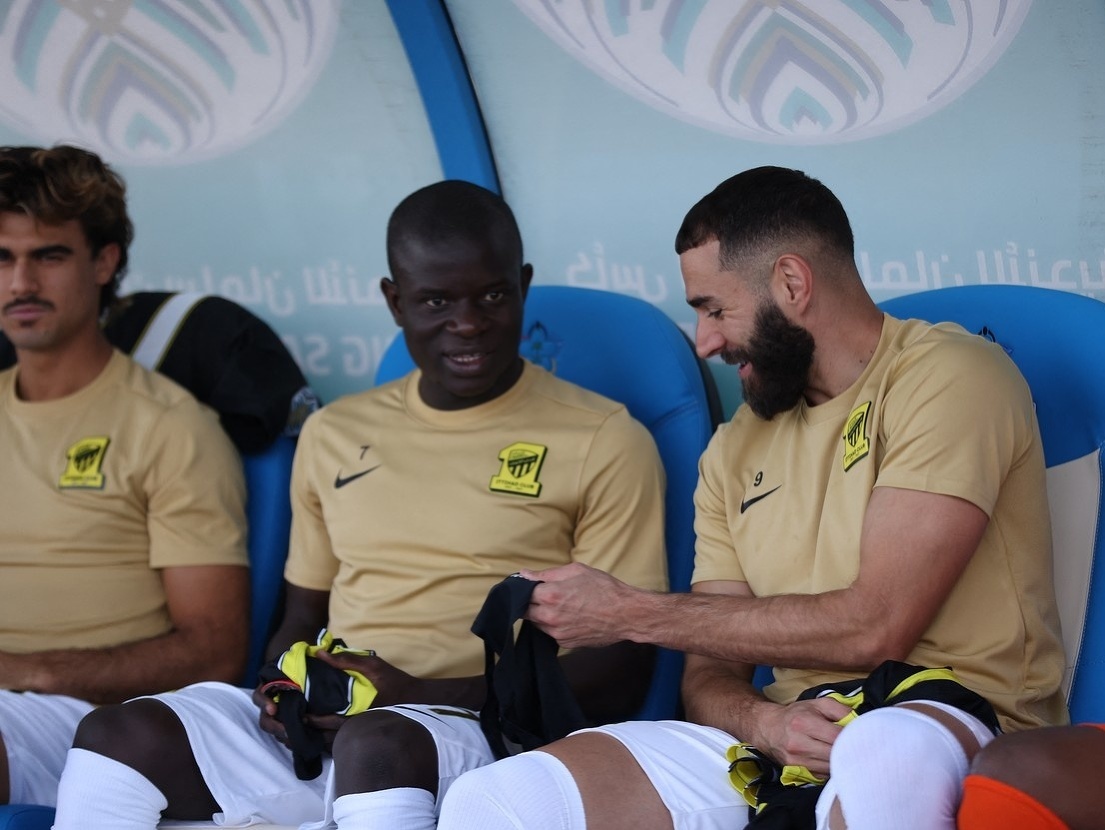 N'Golo Kanté a Karim Benzema na lavičke Al Ittihadu
