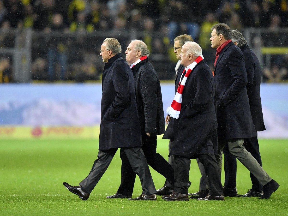 Uli Hoeness a Karl-Heinz Rummenigge opúšťajú ihrisko po šlágri Bayernu s Dortmundom