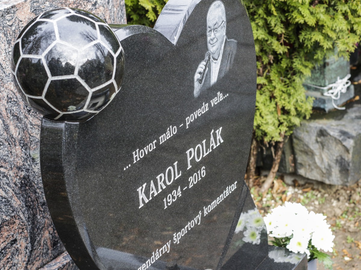 Pomník na hrobe športového komentátora Karola Poláka