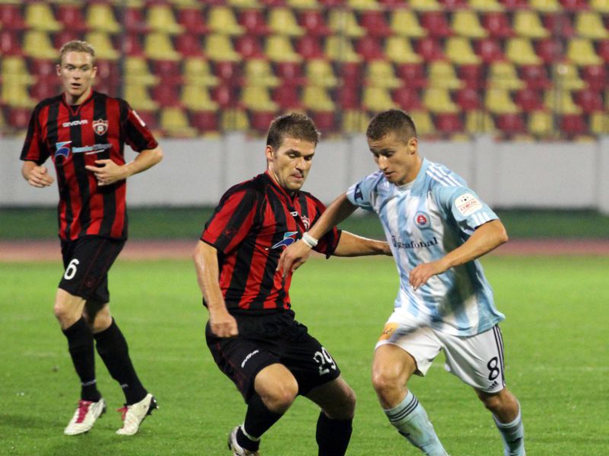 Marek Kaščák v súboji s Erikom Grendelom