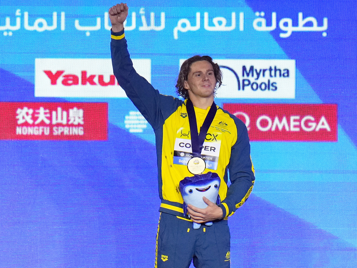 Austrálsky plavec Isaac Cooper získal na MS v katarskej Dauhe zlatú medailu na 50 m znak