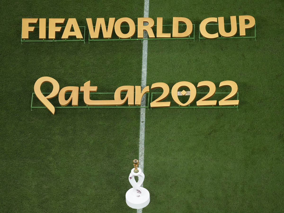 Pohľad na trofej pre víťaza MS vo futbale 2022 v Katare pred finálovým súbojom