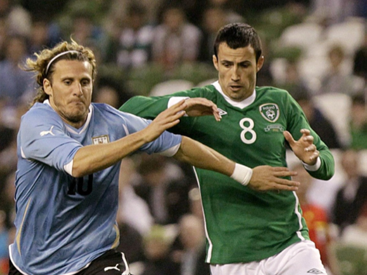 Keith Fahey v súboji s Diegom Forlanom