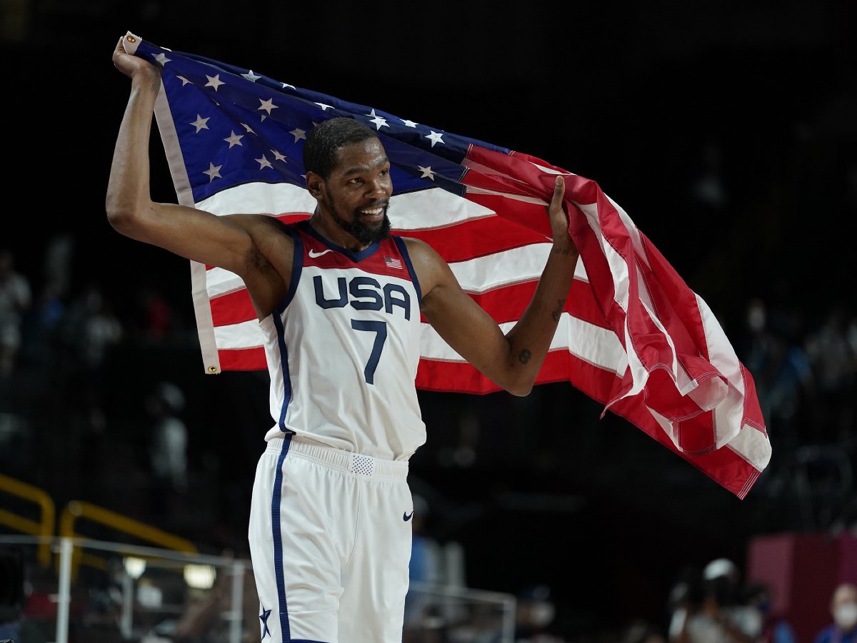Americký basketbalista Kevin Durant sa teší zo zisku zlatej medaily po víťazstve vo finále nad Francúzskom na OH2020 v Tokiu