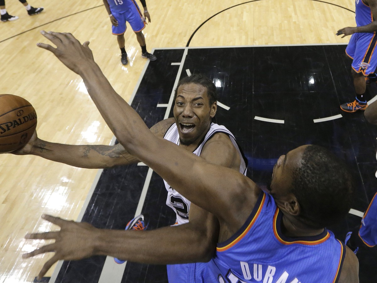 Kawhi Leonard zo San Antonio Spurs sa snaží prekonať hviezdu Oklahoma City Thunder Kevina Duranta
