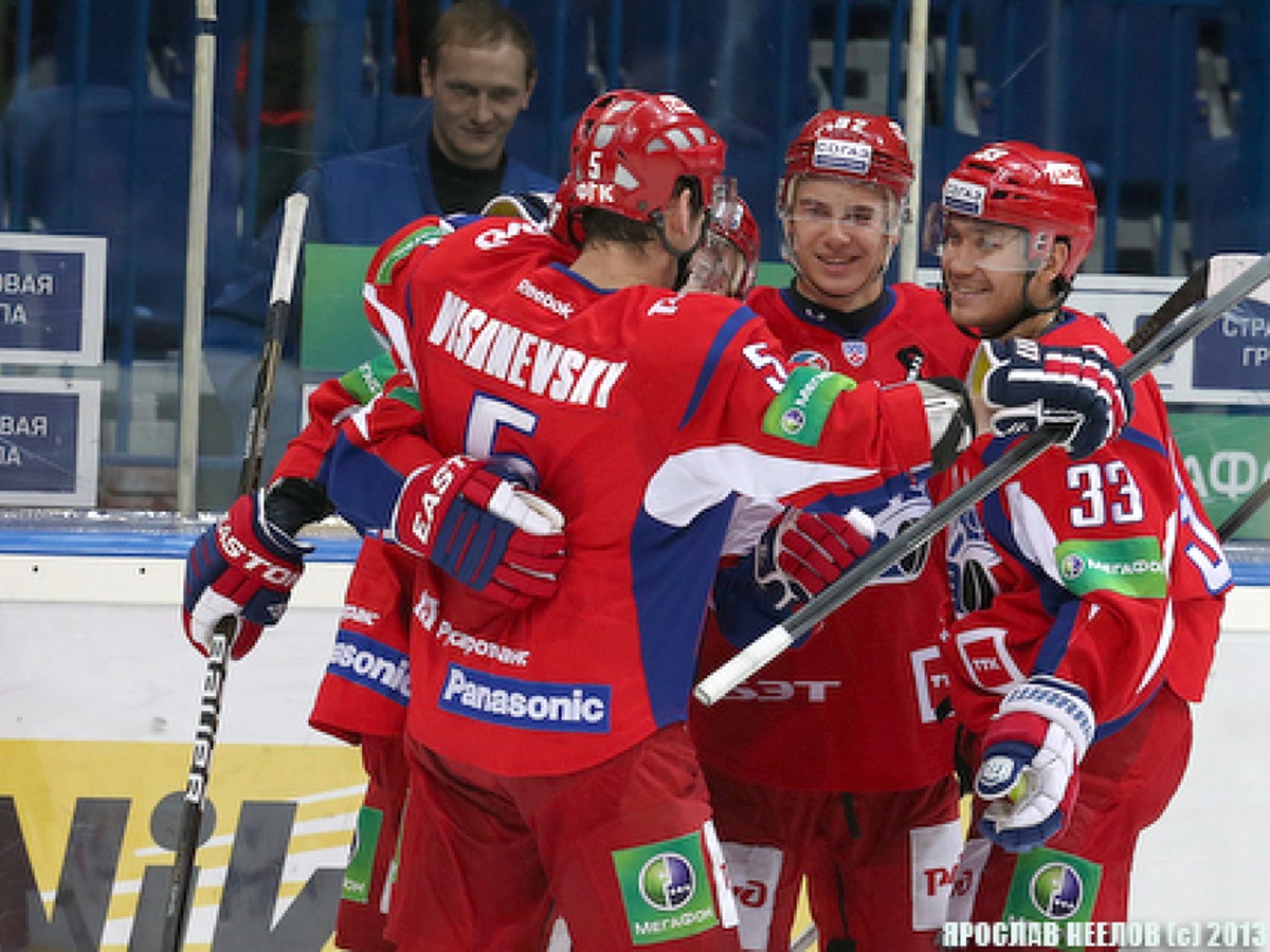 Hokejisti Jaroslavľu oslavujú gól do siete Mytišči