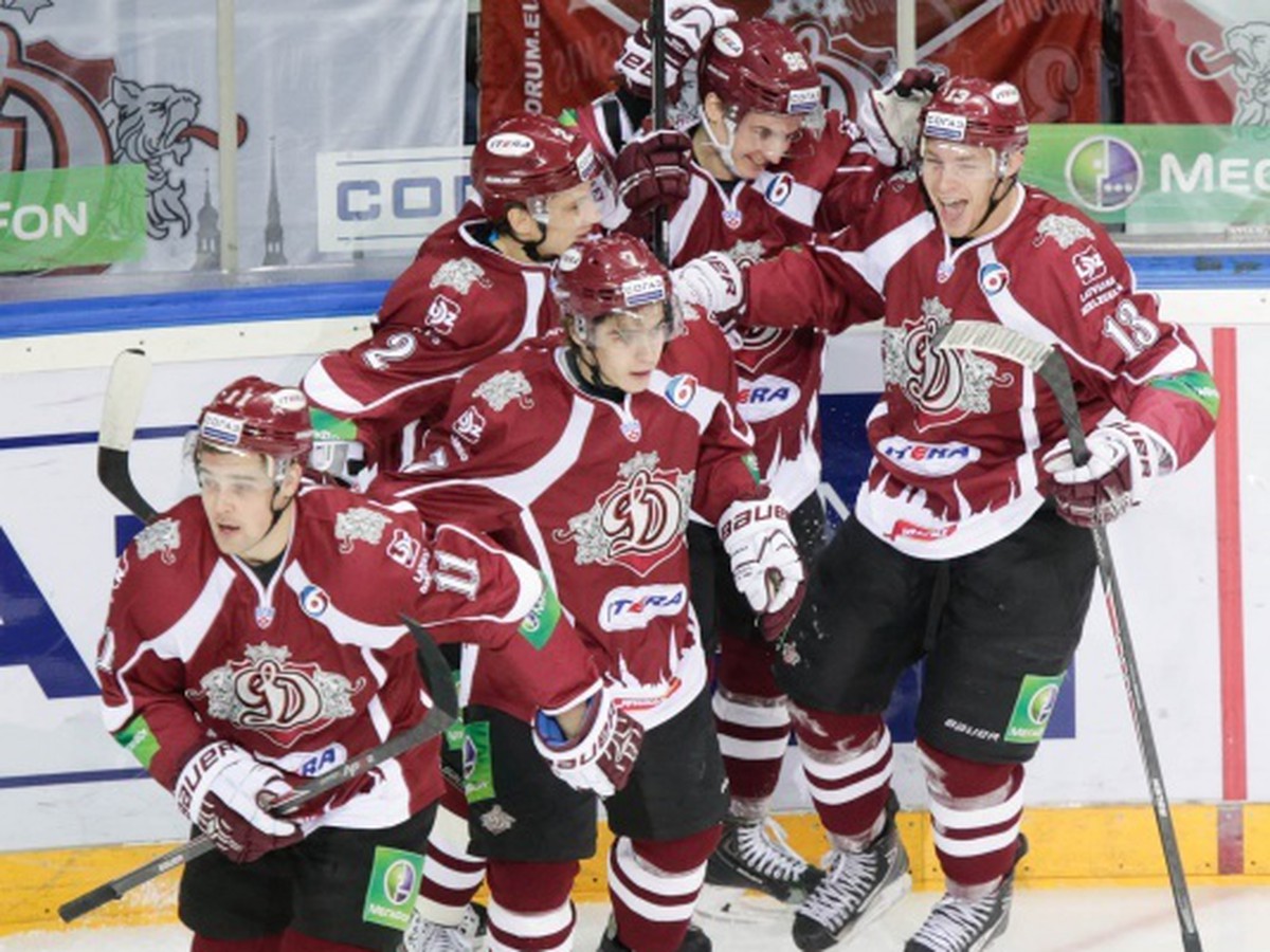 Hokejisti Dinamo Riga oslavujú gól proti Novokuznecku
