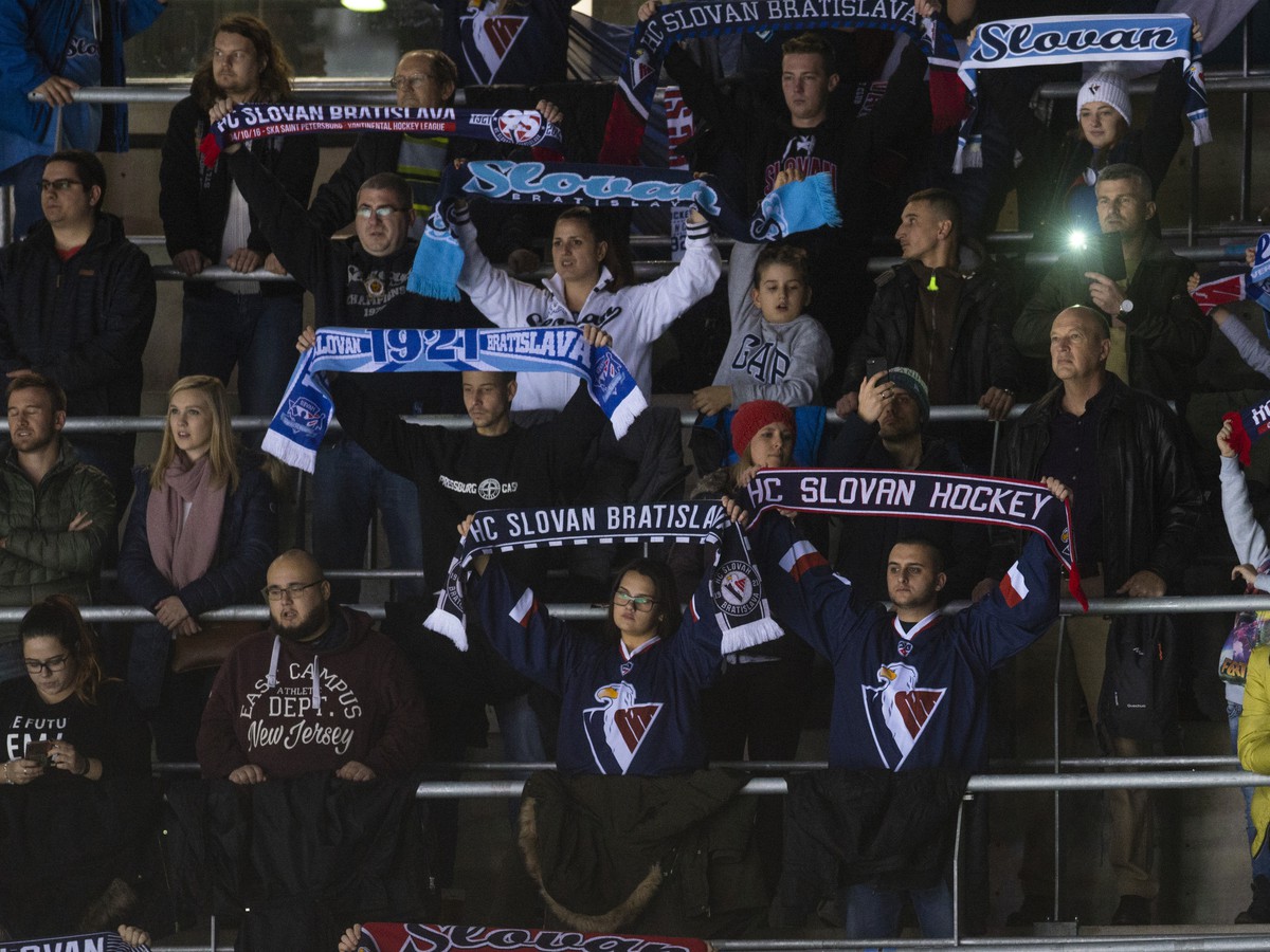 Fanúšikovia HC Slovan  Bratislava vytvorili parádnu atmosféru, belasým sa im ale výhrou odvďačiť nepodarilo
