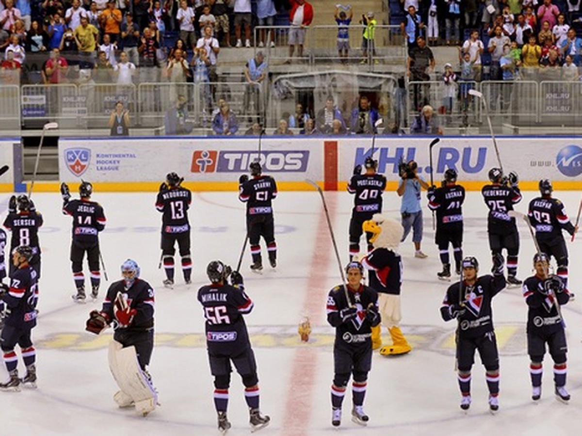 Hokejisti bratislavského Slovana s fanúšikmi slávia prvý tohtosezónny triumf v KHL