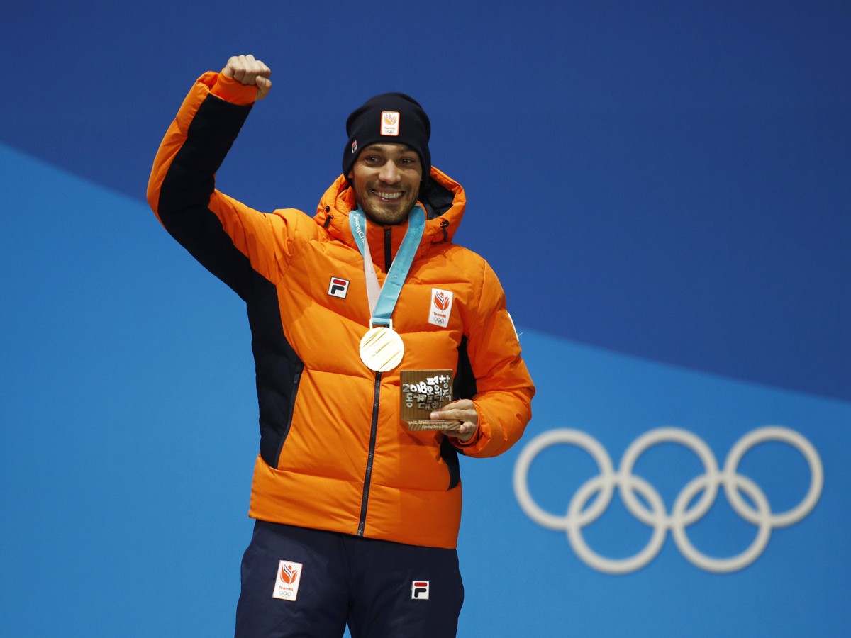 Holandský rýchlokorčuliar Kjeld Nuis pózuje na pódiu so zlatou medailou
