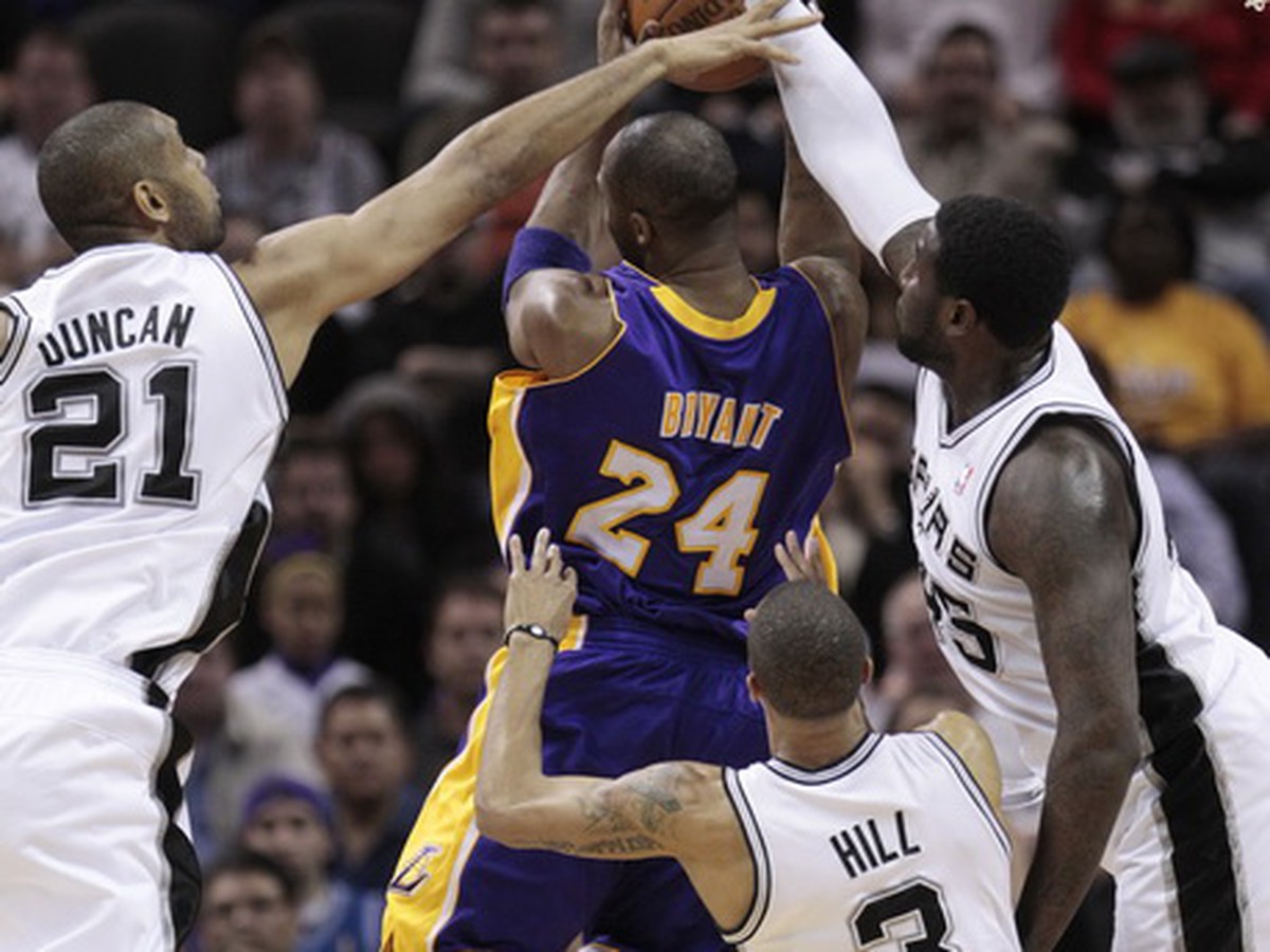 Kobe Bryant v obkľúčení hráčov San Antonia