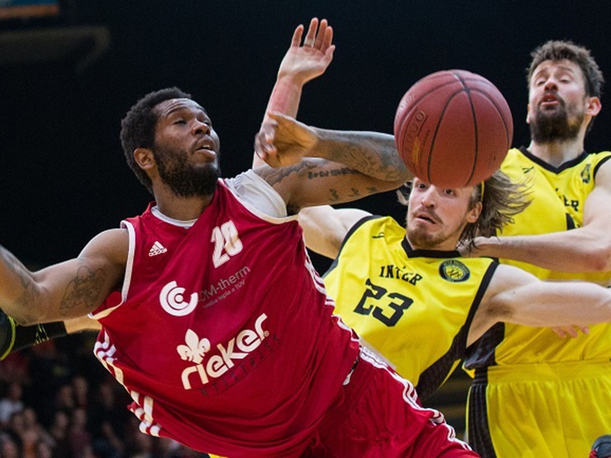 Kenneth Hall a hráči Interu Justin Graham a Martin Rančík 