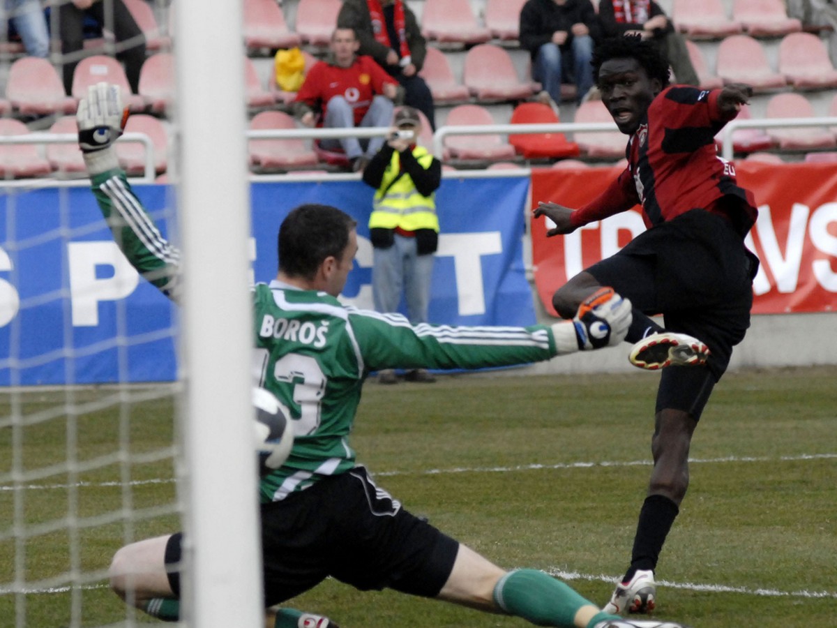 Kone Koro Issa pred brankárom Borošom 