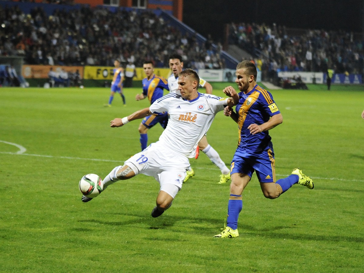 Hráč Michaloviec Dominik Kunca (vpravo) a hráč Slovana Kornel Saláta (v strede) 