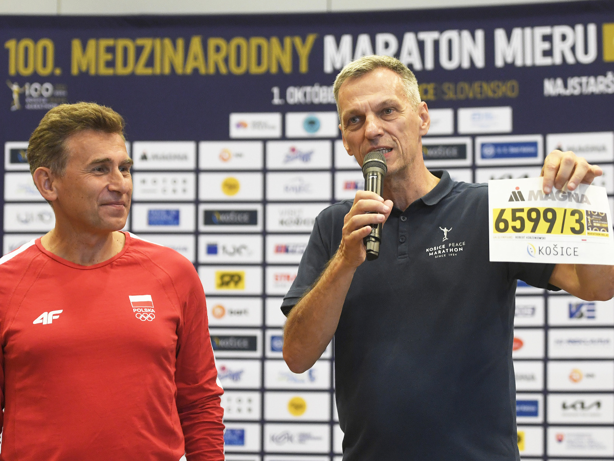 Štvornásobný olympijský víťaz v chôdzi Robert Korzeniowski (vľavo), ktorému riaditeľ MMM Branislav Koniar odovzdáva štartovné číslo.