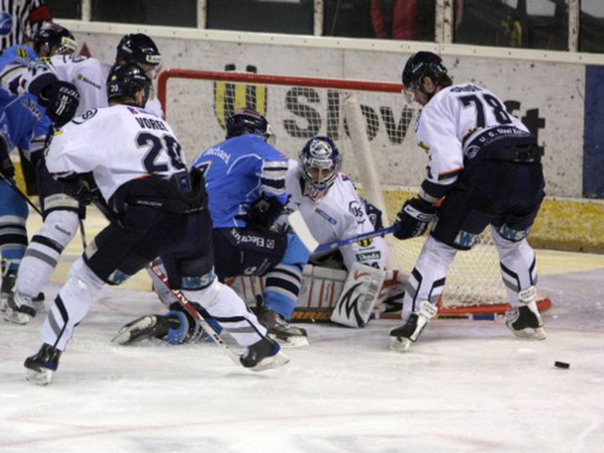 Situácia pred bránou HC Košice počas druhého zápasu finále play-off Slovnaft extraligy