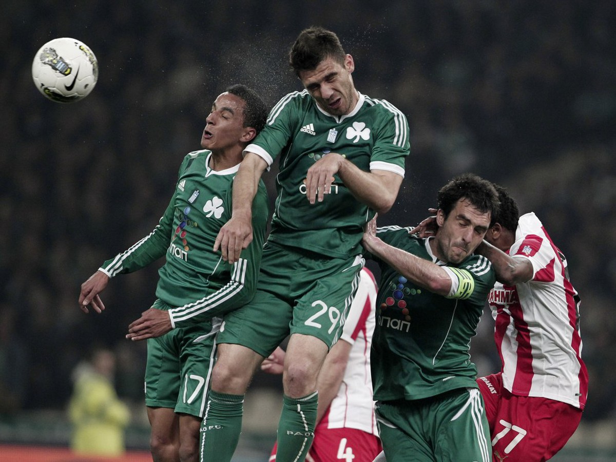 Kostas Katsouranis (v strede)