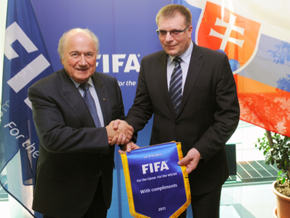 Ján Kováčik s šéfom FIFA Seppom Blatterom