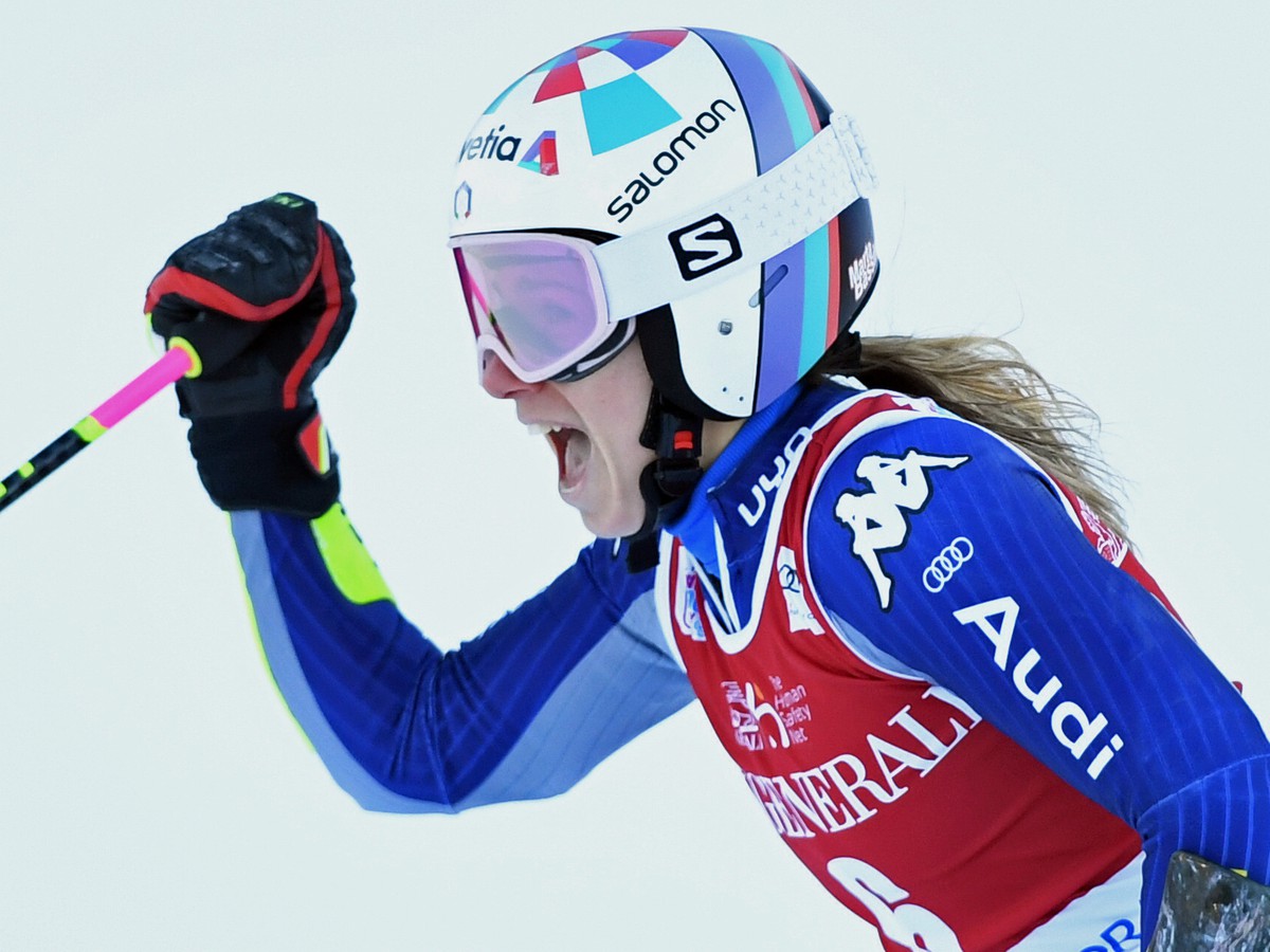 Talianska lyžiarka Marta Bassinová sa teší po triumfe v obrovskom slalome Svetového pohára v slovinskej Krajnskej Gore 