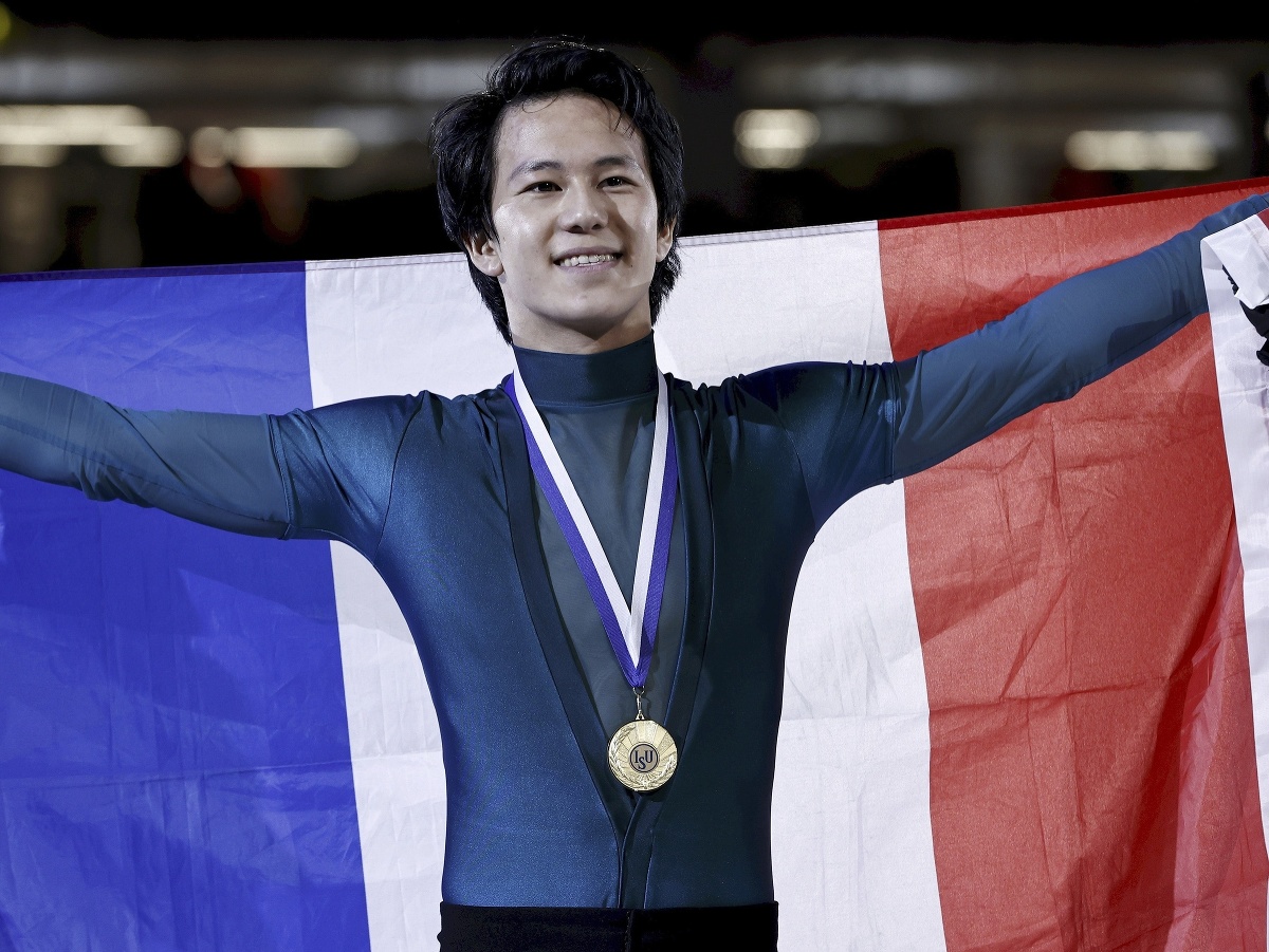 Francúzsky krasokorčuliar Adam Siao Him Fa pózuje so zlatou medailou majstra Európy vo fínskom Espoo