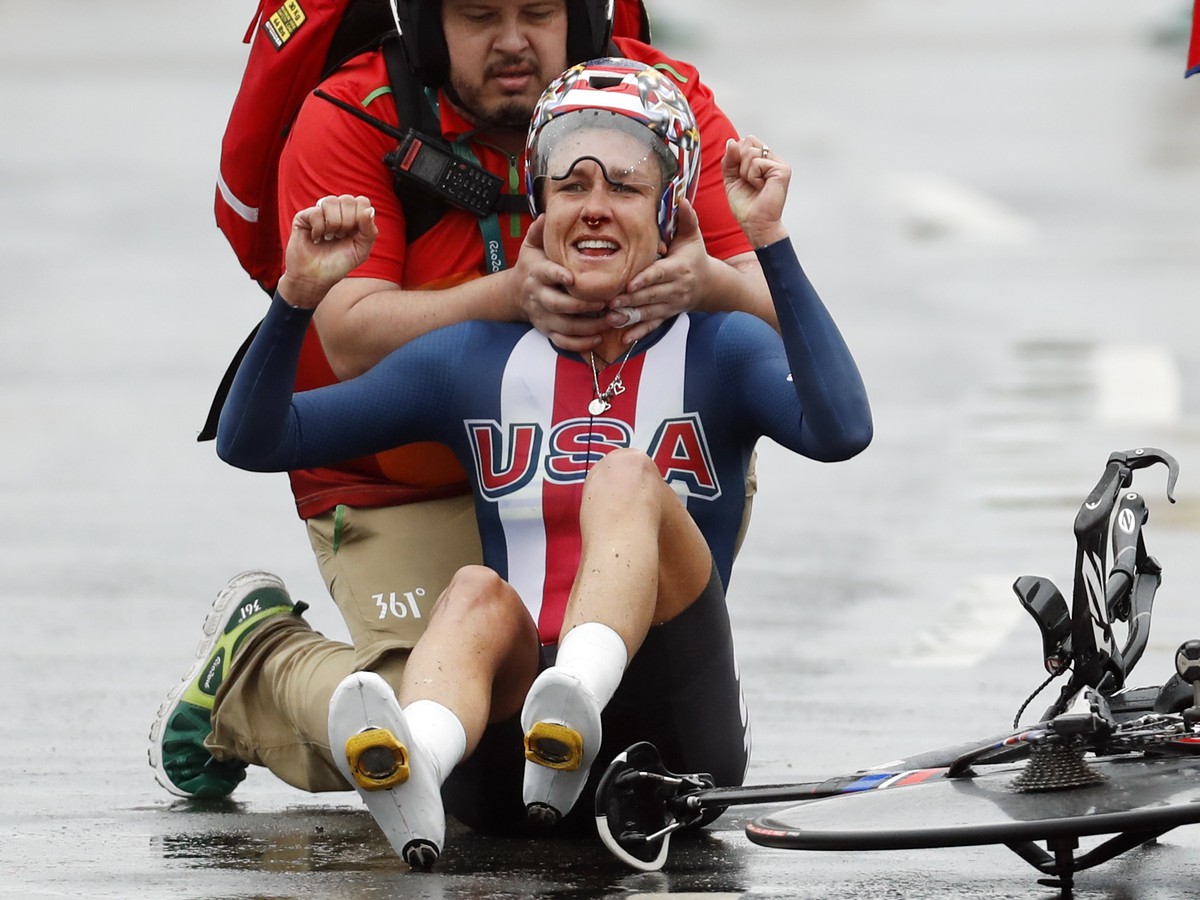 Kristin Armstrongová a jej radosť v cieli po víťazstve