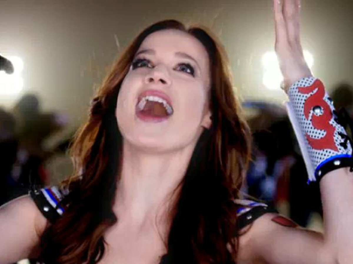 Kristina vo videoklipe Life is a game